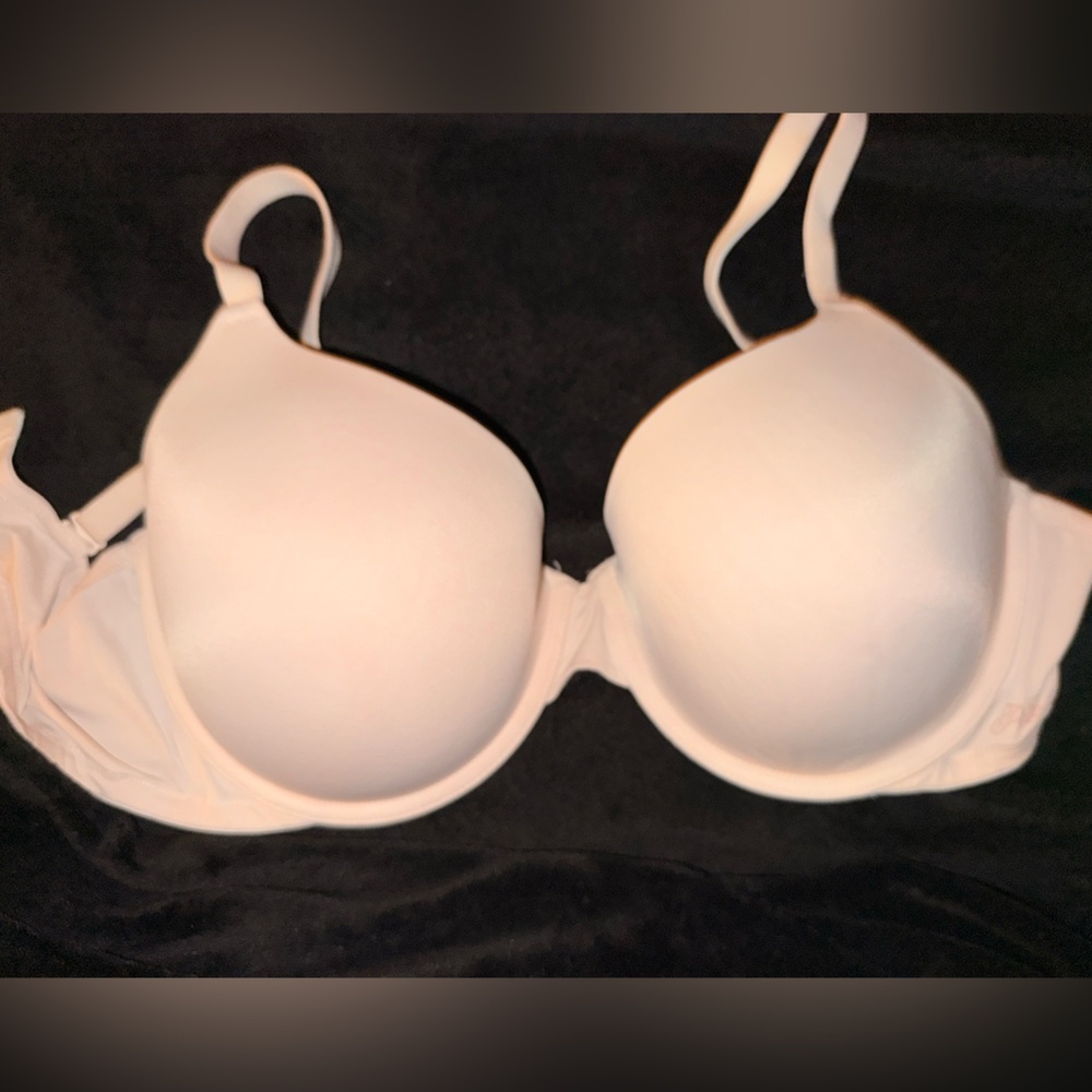 Nude color VS PINK bra 38DD